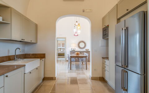 Villa Monamu: Lavandino Della Cucina, Cabinetry, Lavello, Mobilia, Proprietà, Rubinetto, Idraulico Fixture, Controsoffitto, Legna, Costruzione