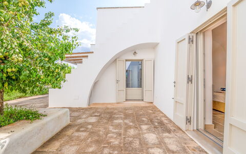 Villa Monamu: Costruzione, Cielo, Nube, Porta, Pianta, Finestra, Legna, Immobiliare, Zona Residenziale