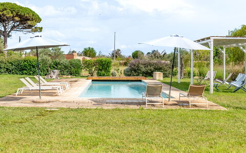 Villa Monamu: Acqua, Pianta, Cielo, Nube, Piscina, Albero, Mobili Da Esterno, Shade, Tempo Libero, Paesaggio
