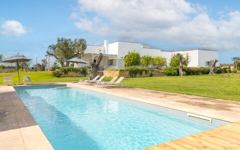 Villa Monamu: Nube, Acqua, Cielo, Proprietà, Pianta, Azzurro, Piscina, Albero, Costruzione, Erba