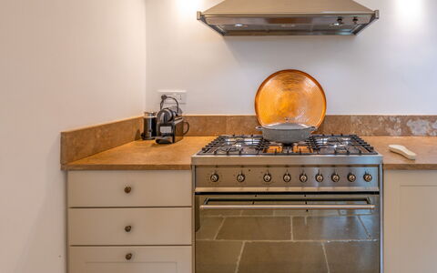 Villa Monamu: Cabinetry, Mobilia, Controsoffitto, Cucina, Legna, Cucina Stufa, Cassetto, Elettrodomestico Da Cucina, Piano Cottura, Pavimento
