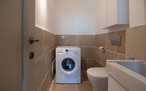 Villa Monamu: Marrone, Idraulico Fixture, Lavanderia, Bagno, Viola, Toilet Seat, Gabinetto, Casa, Asciugatrice