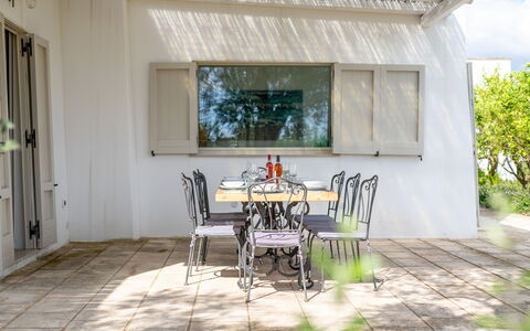 Villa Monamu: Mobilia, Tavolo, Costruzione, Finestra, Pianta, Legna, Sedia, Interior Design, Albero, Shade