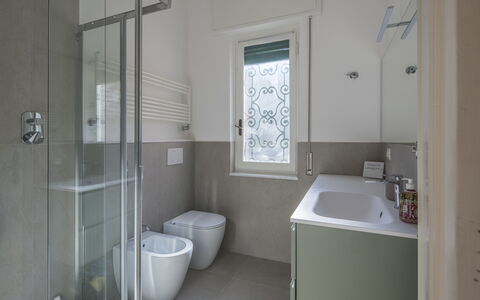 Pieve Ligure Seaside View, Wifi: Bagno, Idraulico Fixture, Parete, Pavimentazione, Pavimento, Gabinetto, Toilet Seat, Interior Design, Lavello, Lavandino Del Bagno