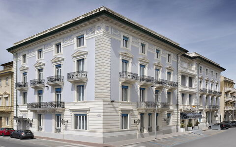 Boheme With Beach & Breakfast Included: Costruzione, Cielo, Finestra, Nube, Auto, Urban Design, Quartiere, Ruota, Zona Residenziale, Condominio