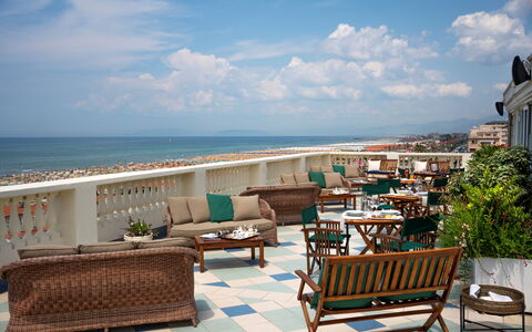 Boheme With Beach & Breakfast Included: Nube, Cielo, Acqua, Mobilia, Proprietà, Costruzione, Pianta, Azzurro, Mobili Da Esterno, Località Balneare