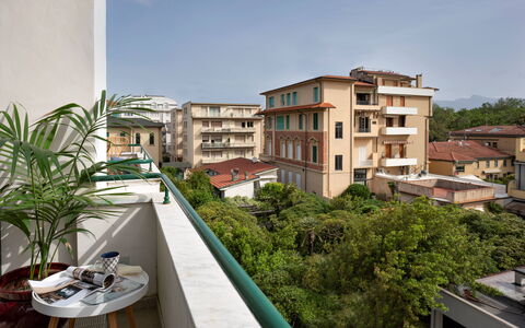 Tosca With Beach & Breakfast Included: Costruzione, Cielo, Proprietà, Finestra, Nube, Architettura, Urban Design, Condominio, Pianta, Zona Residenziale