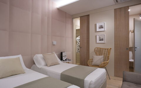 Tosca With Beach & Breakfast Included: Mobilia, Comfort, Costruzione, Legna, Illuminazione, Pavimento, Interior Design, Cuscino, Pavimentazione