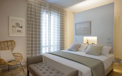 Tosca With Beach & Breakfast Included: Mobilia, Proprietà, Comfort, Legna, Tessile, Interior Design, Illuminazione, Pavimentazione, Sedia