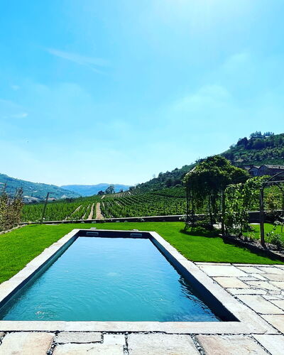 B&b Vigne Di Fagnano Without Kitchen: Acqua, Cielo, Pianta, Azzurro, Paesaggio Naturale, Piscina, Albero, Rettangolo, Corpo D'Acqua, Nube