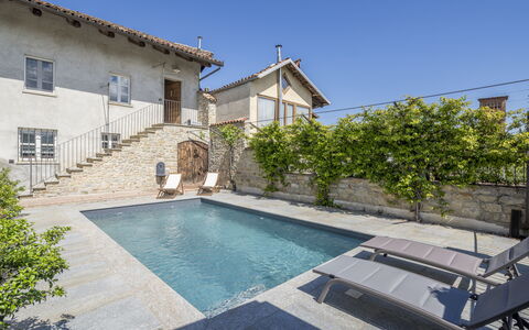 Arpusè, Relax nelle Langhe - Barolo, with Pool: Zona Residenziale, Piscina, Materiale Composito, Flagstone, Estate, Villa, Giochi D'Acqua, Mobili Da Esterno, Piastrella, Lettino