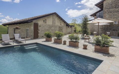 Arpusè, Relax nelle Langhe - Barolo, with Pool: Casa, Zona Residenziale, Architettura, Casa, Villetta, Tetto, Porta, Estate, Flagstone, Piscina