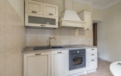 Arpusè - Ca Renato Grane' Apartment with Pool: Cucina, Cabinetry, Elettrodomestico Da Cucina, Controsoffitto, Apparecchio Major, Pavimentazione, Legna, Interior Design, Pavimento, Mobilia