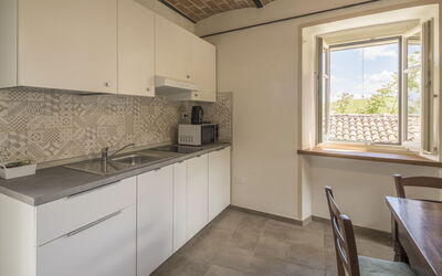 Arpusè - Ca Fredo Apartment with Pool: Pavimentazione, Legna, Cucina, Interior Design, Pavimento, Controsoffitto, Soffitto, Apparecchio Major, Elettrodomestico Da Cucina, Lavandino Della Cucina