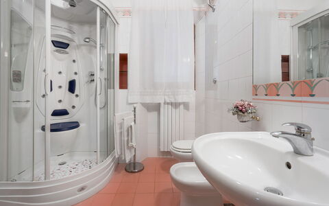 Santa Colomba House, Siena, Nature And Pool: Rubinetto, Idraulico Fixture, Proprietà, Specchio, Bianca, Lavello, Prodotto, Viola, Bagno, Interior Design
