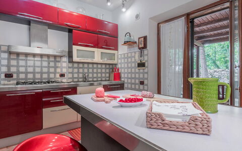Santa Colomba House, Siena, Nature And Pool: Cabinetry, Proprietà, Controsoffitto, Cucina, Tavolo, Interior Design, Legna, Illuminazione, Pavimentazione, Architettura