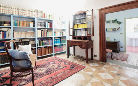 La Casa Dei Nonni, House With Private Pool, Torino: Mobilia, Proprietà, Libreria, Mensola, Legna, Casa, Divano, Soggiorno, Pavimento, Scaffalature