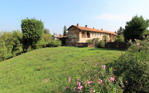La Casa Dei Nonni, House With Private Pool, Torino: Cielo, Pianta, Costruzione, Fiore, Finestra, Nube, Natura, Albero, Casa, Paesaggio Naturale