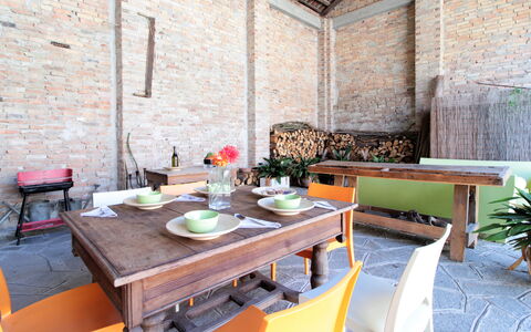 La Casa Dei Nonni, House With Private Pool, Torino: Tavolo, Mobilia, Proprietà, Costruzione, Pianta, Interior Design, Legna, Sedia, Tavola, Brick