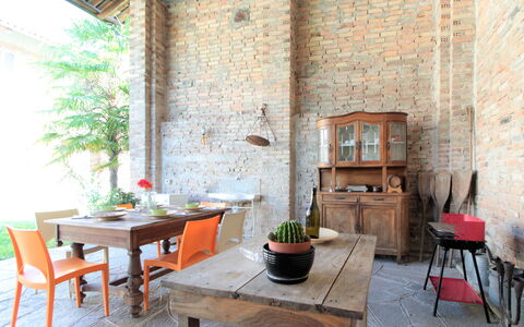 La Casa Dei Nonni, House With Private Pool, Torino: Tavolo, Mobilia, Pianta, Proprietà, Costruzione, Vaso Di Fiori, Legna, Pianta Della Casa, Interior Design, Mobili Da Esterno