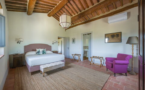 Villa Aiale: Parete, Mobilia, Pavimentazione, Interior Design, Pavimento, Casa, Camera Da Letto, Telaio Del Letto, Letto, Soffitto