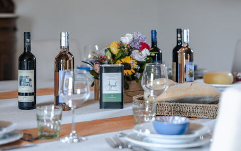 Villa Aiale: Tavola, Bottiglia, Bicchieri, Tavolo, Dishware, Vino, Fiore, Stemware, Barware, Bottiglia Di Vetro