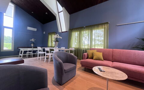 Villapronti: Mobilia, Proprietà, Tavolo, Comfort, Interior Design, Divano, Pavimentazione, Costruzione, Pavimento, Soggiorno