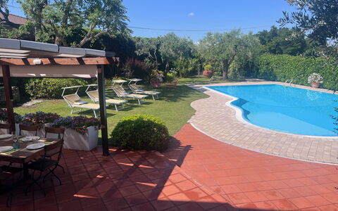 Villapronti: Pianta, Acqua, Cielo, Shade, Mobili Da Esterno, Albero, Piscina, Vaso Di Fiori, Tavolo, Paesaggio