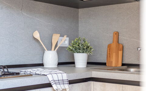 Loreto Suite Apartment: Pianta, Proprietà, Vaso Di Fiori, Legna, Pianta Della Casa, Interior Design, Comfort, Pavimentazione, Vaso, Rettangolo