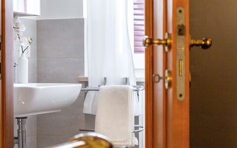 Loreto Suite Apartment: Idraulico Fixture, Rubinetto, Legna, Bagno, Porta, Lavello, Idraulico, Parete