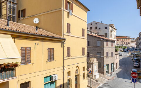 Loreto Suite Apartment: Costruzione, Finestra, Cielo, Urban Design, Casa, Facciata, Città, Veicolo, Tetto