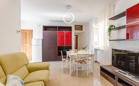 Loreto Suite Apartment: Mobilia, Divano, Tavolo, Interior Design, Arancia, Legna, Costruzione, Comfort, Pavimentazione, Pavimento
