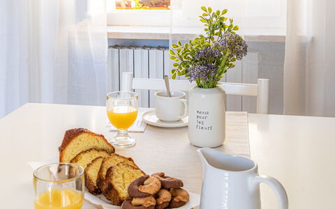 Loreto Suite Apartment: Cibo, Tavola, Pianta, Tavolo, Bicchieri, Piatto, Giallo, Fiore, Vaso Di Fiori