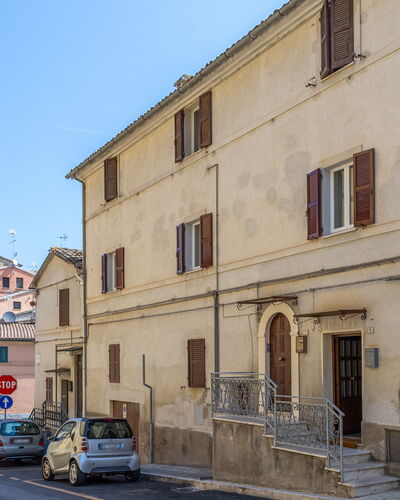 Loreto Suite Apartment: Costruzione, Cielo, Ruota, Proprietà, Auto, Finestra, Infrastruttura, Veicolo, Casa