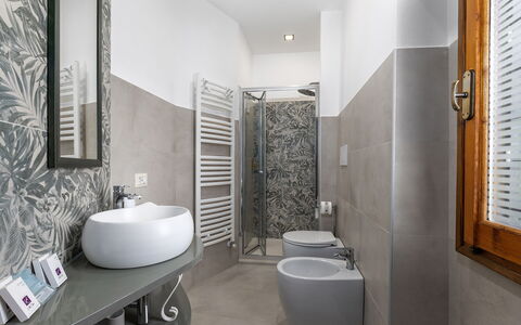 Villa Chicco: Idraulico Fixture, Costruzione, Lavello, Bagno, Interior Design, Pavimentazione, Pavimento, Legna, Lavandino Del Bagno