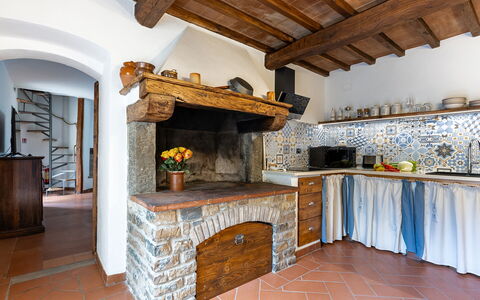 Villa Chicco: Costruzione, Focolare, Legna, Interior Design, Soggiorno, Pavimentazione, Pavimento, Fascio, Brick, Color Legno