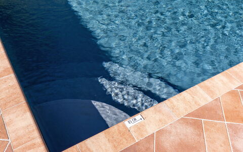 Villa Chicco: Acqua, Azzurro, Blu, Rettangolo, Manto Stradale, Legna, Asfalto, Pavimentazione, Pavimento, Aqua