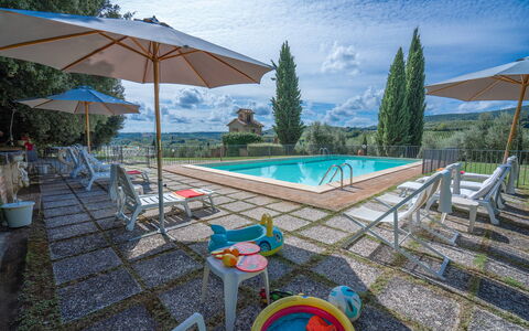 La Tesa Country House With Pool S. Gimignano: Acqua, Cielo, Proprietà, Piscina, Nube, Azzurro, Costruzione, Mobili Da Esterno, Ombrello, Albero