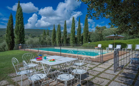 La Tesa Country House With Pool S. Gimignano: Cielo, Nube, Acqua, Tavolo, Pianta, Albero, Sedia, Piscina, Mobili Da Esterno, Paesaggio Naturale