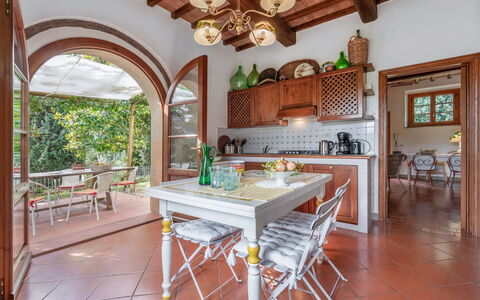 La Tesa Country House With Pool S. Gimignano: Tavolo, Mobilia, Legna, Controsoffitto, Sedia, Cucina, Interior Design, Color Legno, Pavimentazione, Pavimento