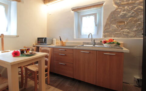 Baita Tersilia Mountain And Lake, Veneto: Mobilia, Legna, Pavimentazione, Interior Design, Controsoffitto, Cucina, Pavimento, Elettrodomestico Da Cucina, Idraulico Fixture, Tavola