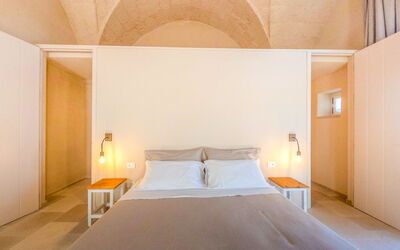 Camera 10 - Camera Matrimoniale con Terrazza - Mas: Mobilia, Proprietà, Comfort, Costruzione, Legna, Arancia, Interior Design, Letto, Shade