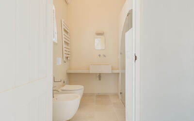 Camera 6 - Camera Matrimoniale - Masseria Vaccaro: Costruzione, Idraulico Fixture, Bagno, Toilet Seat, Gabinetto, Pavimento, Legna, Pavimentazione, Latifoglie