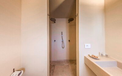 Camera 8 - Camera Matrimoniale - Masseria Vaccaro: Porta, Legna, Costruzione, Pavimento, Pavimentazione, Bagno, Latifoglie, Idraulico Fixture