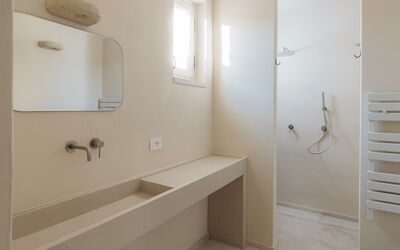 Camera 9 - Matrimoniale con Vasca - Masseria Vacca: Costruzione, Legna, Idraulico Fixture, Architettura, Interior Design, Finestra, Pavimento, Pavimentazione, Bagno