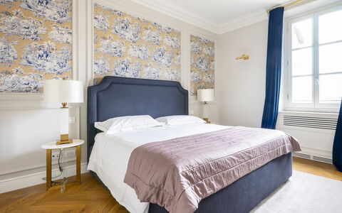 Albizi Penthouse Luxury Apartment In Florence By P: Mobilia, Proprietà, Finestra, Blu, Azzurro, Costruzione, Legna, Tessile, Comfort