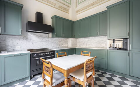 Albizi Penthouse Luxury Apartment In Florence By P: Cabinetry, Controsoffitto, Mobilia, Cucina Stufa, Legna, Cucina, Tavolo, Elettrodomestico Da Cucina, Interior Design, Architettura