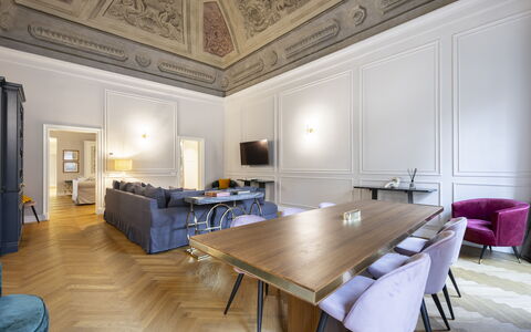 Albizi Penthouse Luxury Apartment In Florence By P: Tavolo, Mobilia, Proprietà, Cornice, Costruzione, Legna, Architettura, Interior Design, Sedia, Pavimentazione