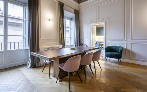 Albizi Penthouse Luxury Apartment In Florence By P: Tavolo, Proprietà, Mobilia, Finestra, Costruzione, Legna, Sala, Cornice, Sedia, Interior Design
