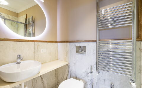 Albizi Penthouse Luxury Apartment In Florence By P: Idraulico Fixture, Proprietà, Specchio, Rubinetto, Lavello, Lavandino Del Bagno, Bagno, Interior Design, Legna, Pavimento